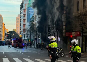 Aparatoso incendio de un Bingo en Valencia