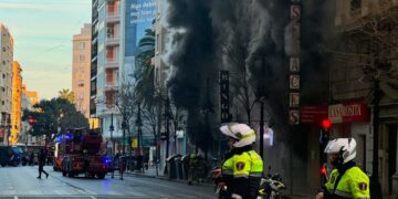 Aparatoso incendio de un Bingo en Valencia