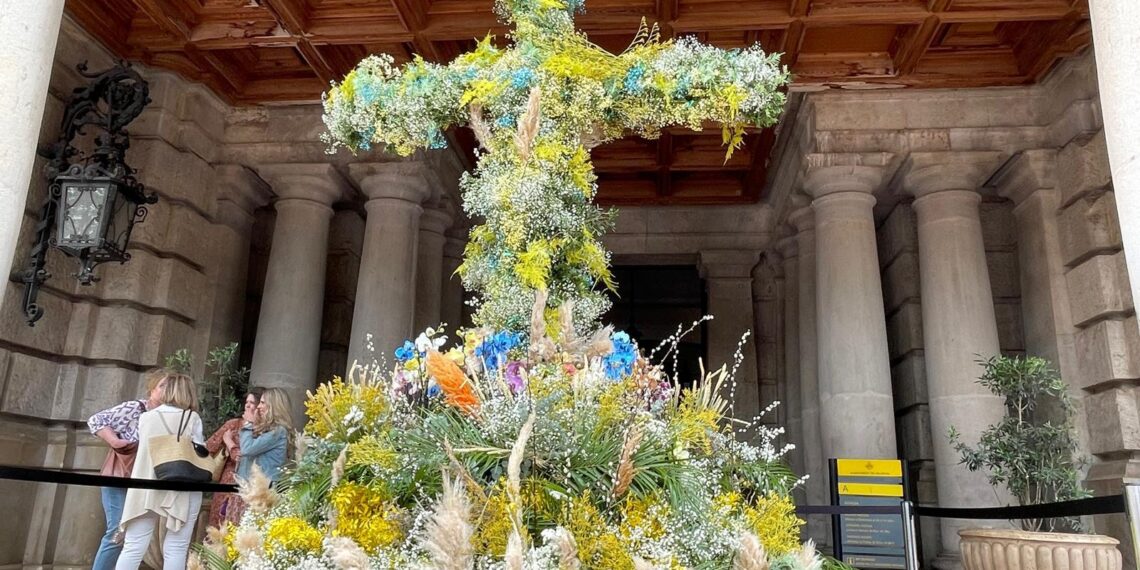 La Cruz de Mayo vuelve a presidir el Ayuntamiento de Valencia en 2025