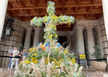 La Cruz de Mayo vuelve a presidir el Ayuntamiento de Valencia en 2025