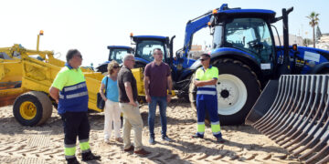 Valencia limpia sus playas para un verano impecable tras la DANA