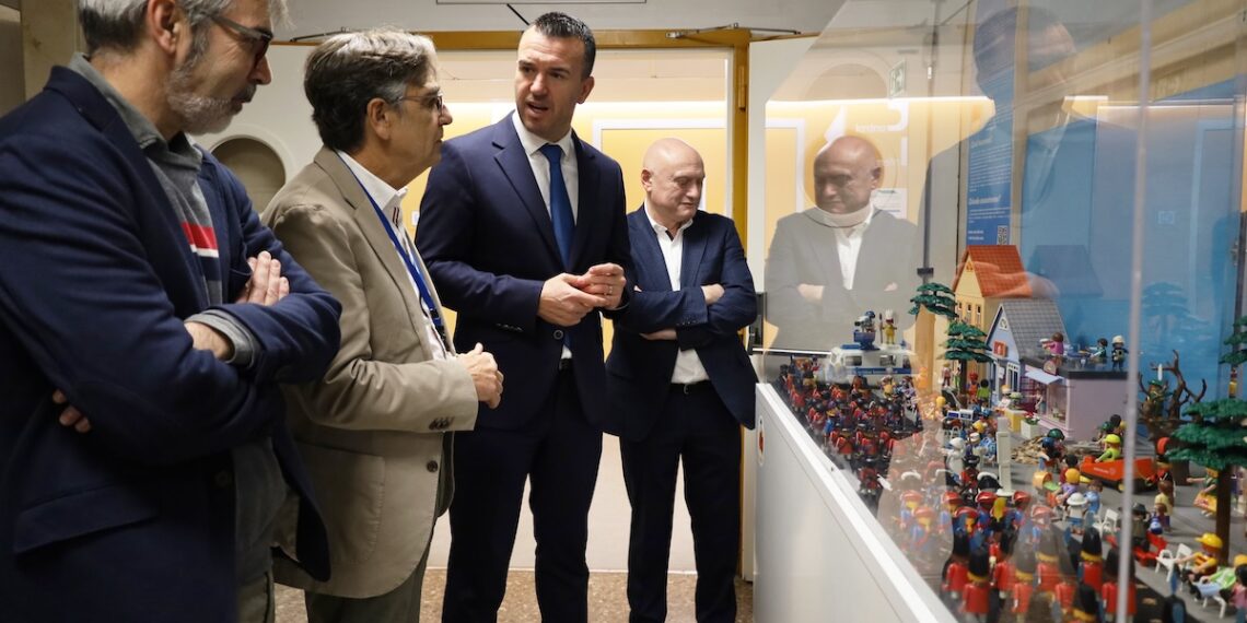 Monstruos valencianos invaden el Clínico y curan con sonrisas