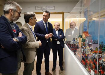 Monstruos valencianos invaden el Clínico y curan con sonrisas