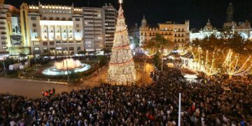 Valencia instala 45 árboles y 274 arcos para la decoración de Navidad