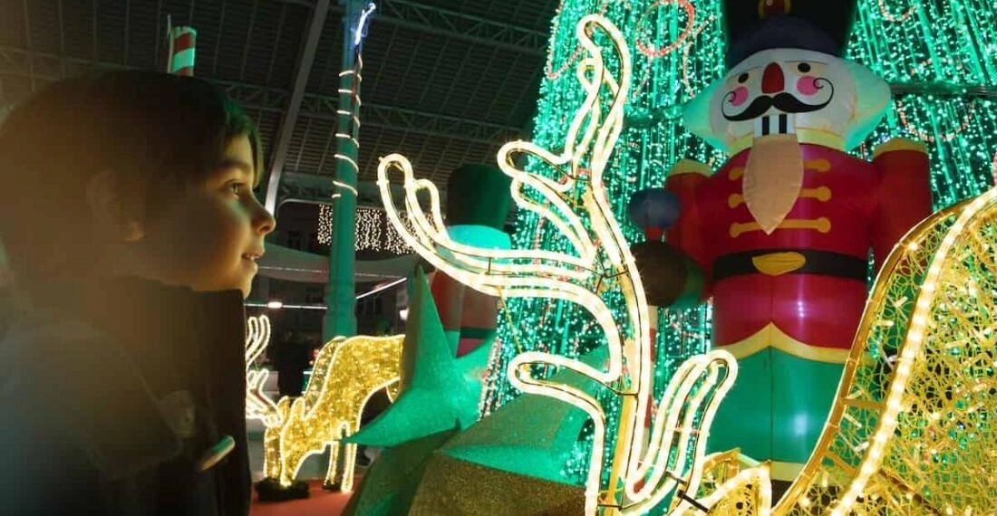Valencia enciende la Navidad con música, fuego y 25 metros de árbol