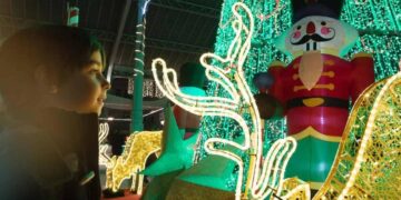 Valencia enciende la Navidad con música, fuego y 25 metros de árbol