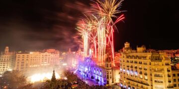 Valencia despide 2025 con campanadas infantiles de Gisela y fiesta en la plaza del Ayuntamiento