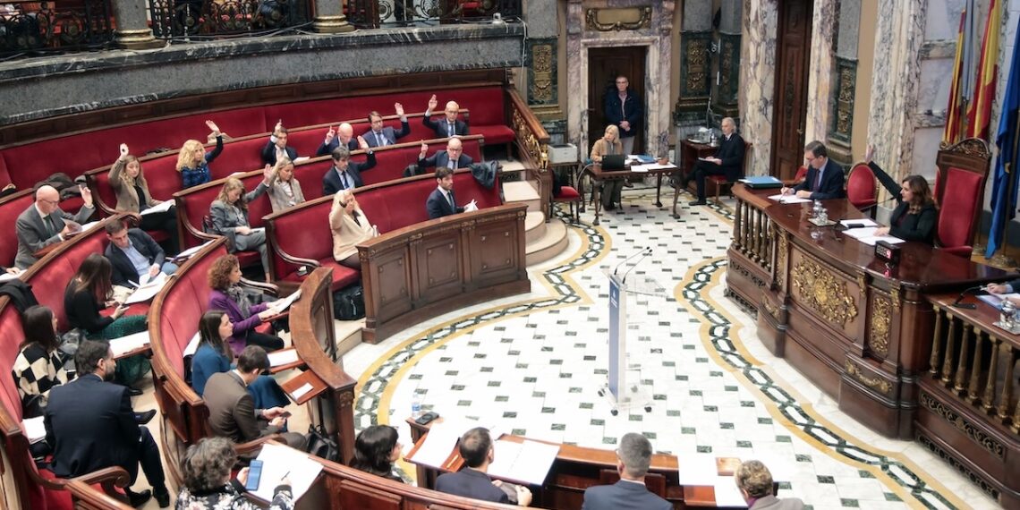 Valencia da paso a la doble denominación: Valencia / Valéncia