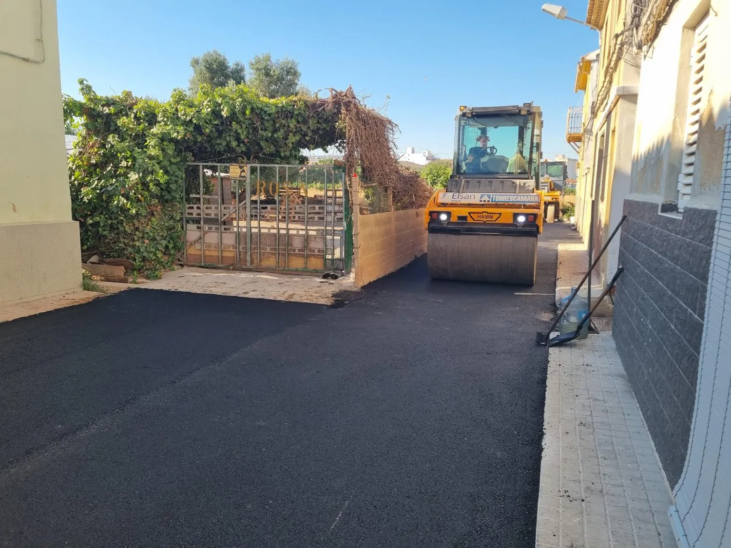 Calle asfaltada en la zona de Sant Jordi