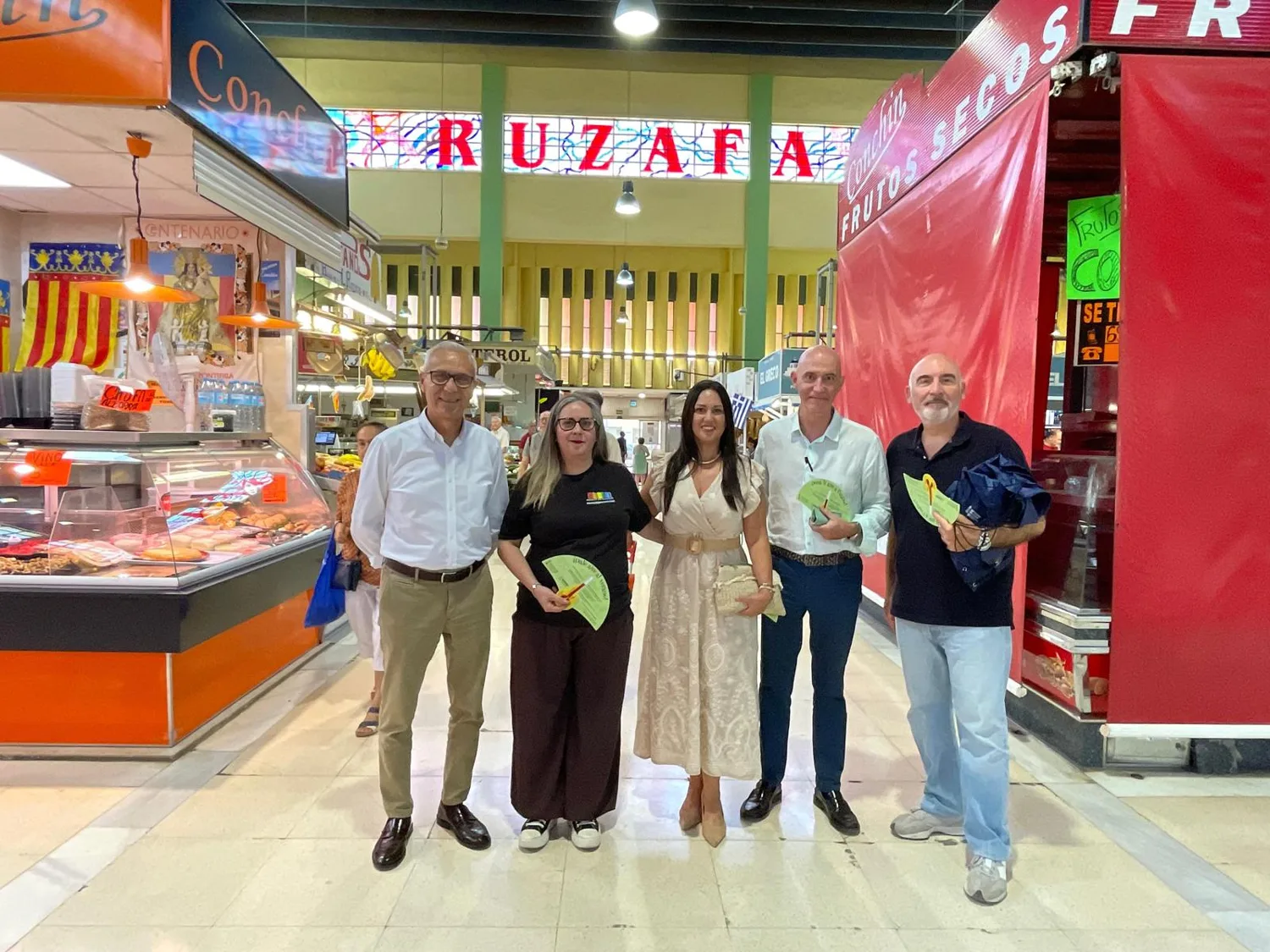 Mesa informativa de AVACU en el Mercat de Russafa