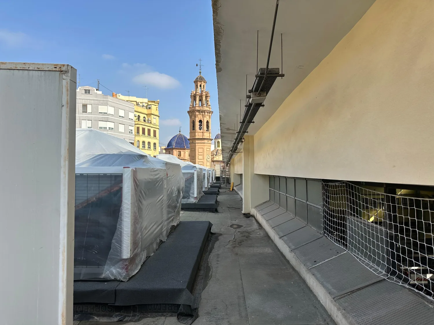 Obras — Nuevos equipos de climatización colocados en la cubierta del Mercat de Russafa
