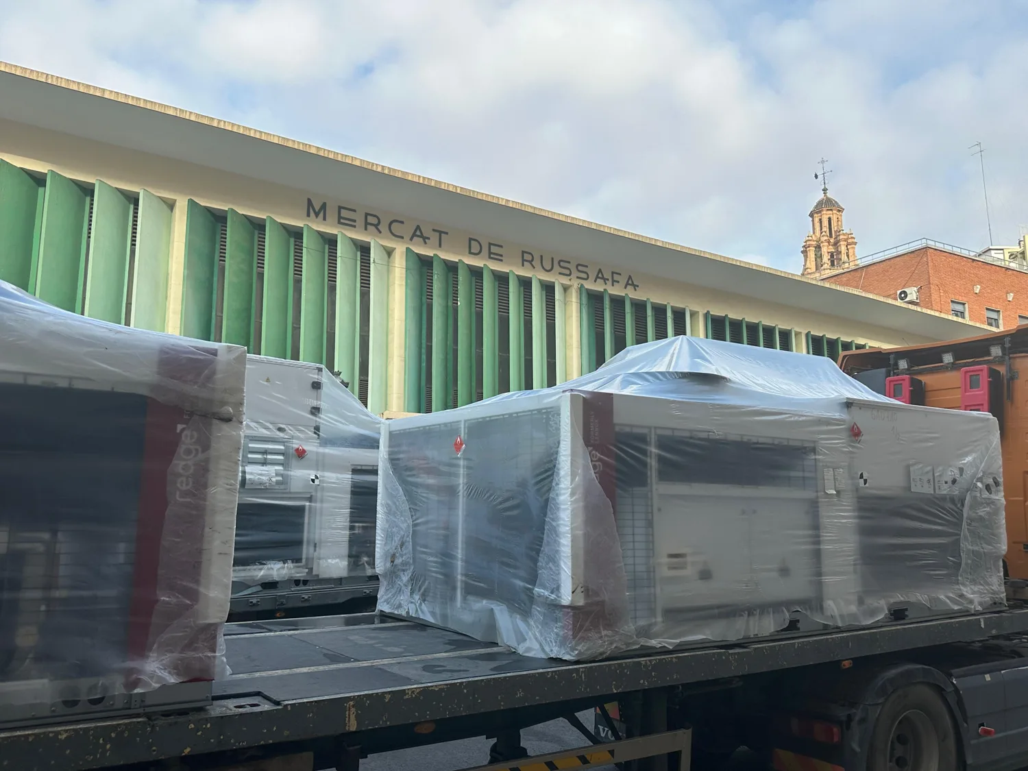 Obras — Nuevos equipos de climatización colocados en la cubierta del Mercat de Russafa